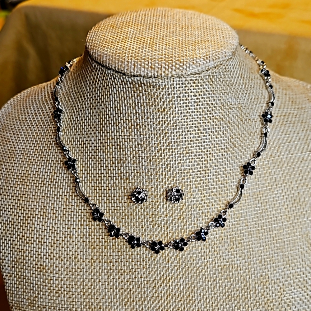 ✨️Vintage Silver Tone Black Flower Rhinestone 15" Choker & Stud Earring Set✨️